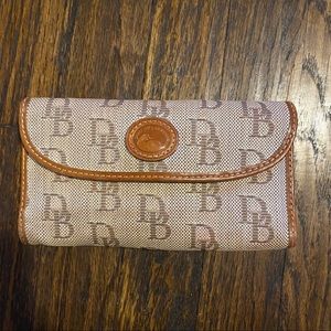 ‼️Dooney & Bourke Tan Monogram Wallet-Final Drop‼️